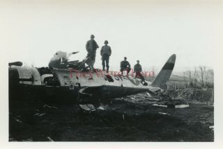 Wwii Photo - Us Army Gis Pose On Top Of P - 47 Fighter Plane Wreck - Markings (9v)