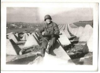 Ww2 Photo - Soldier With M1 Garand Sitting On Dragons Teeth