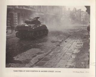 Wwii Us Army Photo M4 Sherman Tank Street Fighting In Aachen Germany 43