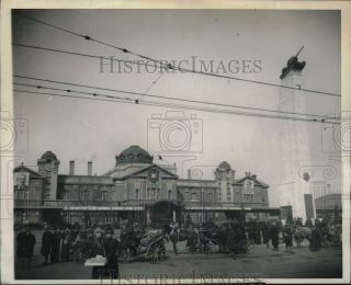 1946 Press Photo Scene Outside Railway Station In Mukden,  Manchuria - Tux09544