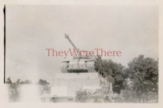 Wwii Photo - 2nd Ad - Us View Of T 34 Soviet Tank First To Enter Berlin Germany