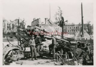 Wwii Photo - 2nd Ad - Us Gis W/ Captured German 88 Aa Flak Gun - Berlin - Germany