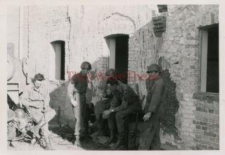 Wwii Photo - 2nd Armored Division - Us Gis W/ Patch On Smoke Break - Germany