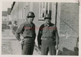 Wwii Photo - 2nd Armored Division - Us Gis W/ Helmet Decals - Germany