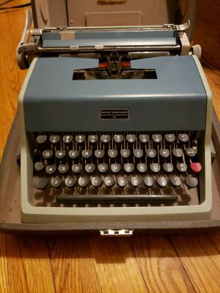 Olivetti Underwood 21 Portable Typewriter Vintage 1960 