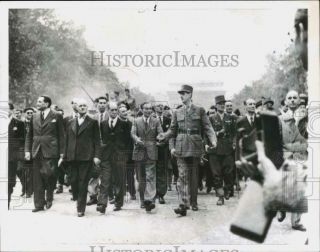 1944 Press Photo Charles De Gaulle With Officials At Champs Elysee In Paris