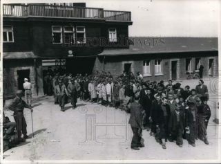 1945 Press Photo Liberated Prisoners Of Buchenwald In Germany - Six01570