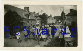 Wwii Us Gi Photo - Local Kids Pose For Gi By Ivy Covered Village Entrance 1