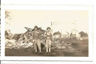 Ww2 Photo - 2 Armed Us Soldiers In Front Of Rubble