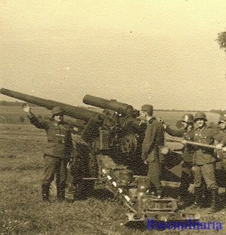 At Ready Wehrmacht Artillery Crew W/ Sfh.  18 15cm Gun Set Up In Field