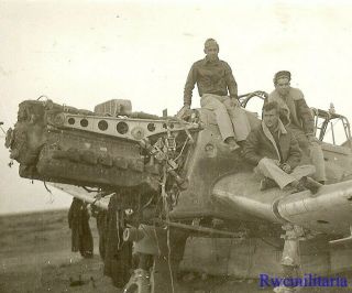 Org.  Photo: Us Airmen Posed On Luftwaffe Ju - 87 Stuka Bomber Wreckage
