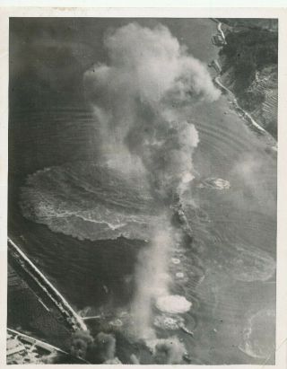 July 28 1944 Wwii Press Photo 3rd Fleet Airplane Attacks Cruiser At Kure Japan
