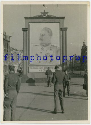 Wwii Us Photo - Gis Taking Photographs Of Huge Stalin Portrait Berlin Germany