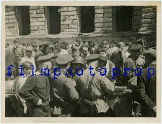 Wwii Us Photo - Soviet Troops Speaking W/ Armored Gi Driving Jeep Berlin Germany