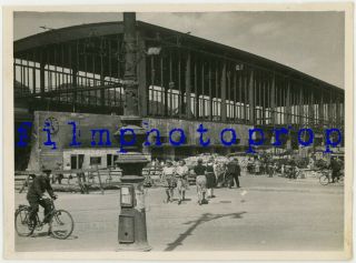 Wwii Us Photo - Young Women Passing By Rail Station ? W/ Clock Berlin Germany