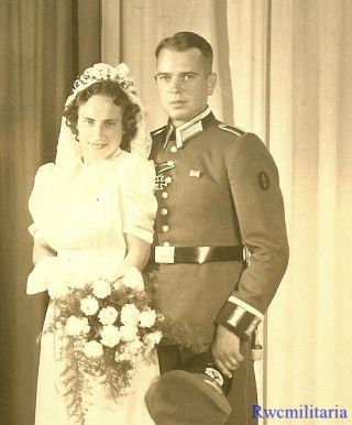 Lg.  Port.  Photo: Pic Wehrmacht Signals Soldier W/ Ekii Medal & Bride