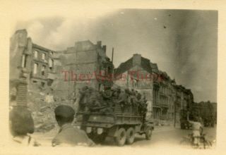 Wwii Photo - 1265th Eng.  C Bn - Girl Waves At Surrendered German Pow Troops