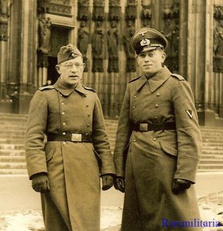 Port.  Photo: Touristes Wehrmacht Soldiers Posed By Cathedral; Koln,  1942