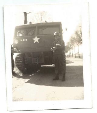 Ww2 Photo - Us Soldier In Front Of M6 High - Speed Artillery Tractor
