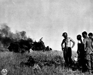 American Soldiers With Dead German Pilot 8 " X 10 " World War Ii Ww2 Photo 589