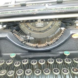 Vintage Underwood 14 Typewriter - Black & Green Keys 3