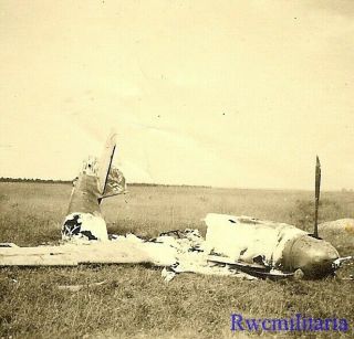 Org.  Photo: Us Soldier View Shot Down Luftwaffe Me - 109 Fighter Plane In Field