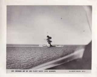 Wwii Us Navy Photo Japanese Cruiser Bombed Dive Bomber Leyte Gulf 625