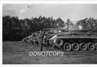 Wwii Photo - Gi Posed W/ M24 Chaffee Tank,  Germany 1945