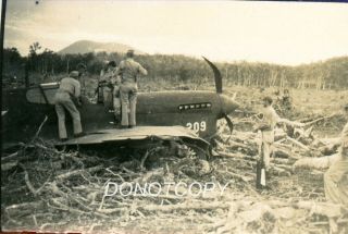 Wwii Photo - American Gi’s Examining Wrecked P - 40 Warhawk,  South Pacific 2
