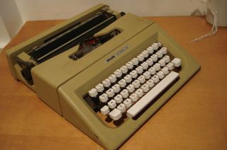 Olivetti Lettera 25 Typewriter Made In Italy Vintage
