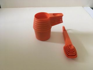 Vintage Tupperware Bright Orange Set Of 7 Measuring Spoons W/ring & 6 Cups