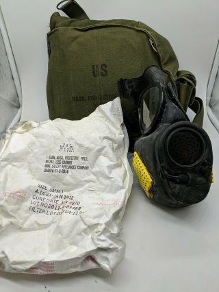 Vietnam War Era Us Army M17a1 Gas Mask,  Size Small