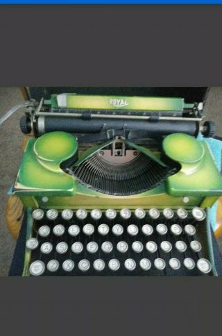 Vintage Royal Portable Model P typewriter Green W/Case 2