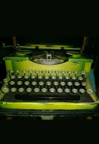 Vintage Royal Portable Model P typewriter Green W/Case 3