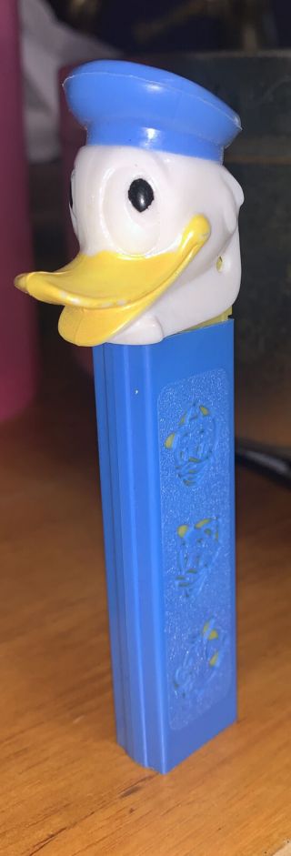 Rare Donald Duck Vintage Pez Dispenser,  No Feet.  Die Cut Stem