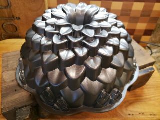 Nordic Ware Chrysanthemum Bundt Cake Pan 10 Cup Non Stick Aluminum Bakeware Bake