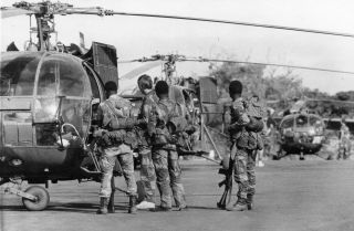 Rhodesian War Photo Fireforce Loading On G Car Rli & Rar Rhodesia / 8026