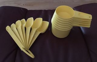 Vtg Set Of 5 Vintage Yellow Tupperware Measuring Cups 7 Measuring Spoons