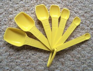 7 Spoon Set Of Vintage Tupperware Yellow Measuring Spoons With Ring Holder 1272