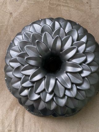 Nordic Ware Chrysanthemum Bundt Cake Pan 10 Cup Non Stick Cast Aluminum