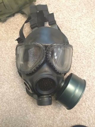 US MILITARY M40 GAS MASK M/L WITH CASE & 2