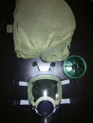 Us Military Mcu - 2/p Gas Mask Medium,  M - 40 Type Carry Bag,  Faceshield,  C2a1 Filter