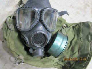 Us Military M40 Gas Mask Size M /l With Carry Case