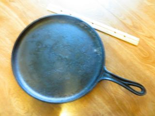 Vintage 10” Cast Iron Griddle,  Gate Mark & Raised Ring On Bottom,  Age Unknown