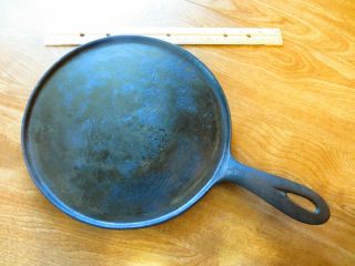Vintage 9” Cast Iron Griddle,  Gate Mark & Raised Ring On Bottom,  Age Unknown