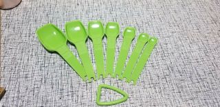 Green Tupperware Set Of 7 Measuring Spoons Complete 1266 1272
