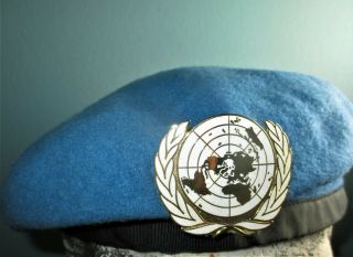 Unprofor Era United Nations Light Blue Beret Badge Capello Cap Mutze Helmet