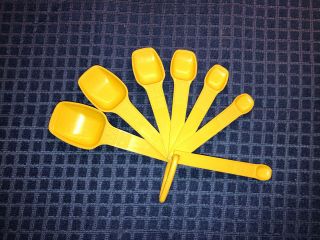 Vintage Tupperware 7 Piece Bright Yellow Measuring Spoon Set W Ring