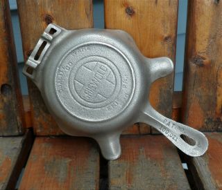 No.  00 Griswold Quality Ware Cast Iron Skillet Plated Ashtray 570