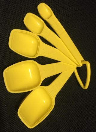 Tupperware Yellow Measuring Spoons Set Of 5 W/ Triangle Ring Read Euc